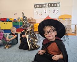 dzieci podczas andrzejkowych wróżb