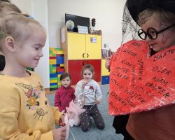 dzieci podczas andrzejkowych wróżb