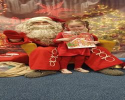 dzieci podczas spotkania ze Świętym Mikołajem i Panią Mikołajową, otrzymują prezenty i śpiewają piosenki