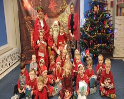 dzieci podczas spotkania ze Świętym Mikołajem i Panią Mikołajową, otrzymują prezenty i śpiewają piosenki