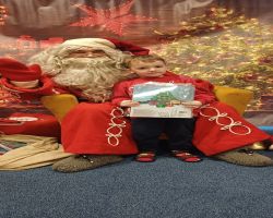 dzieci podczas spotkania ze Świętym Mikołajem i Panią Mikołajową, otrzymują prezenty i śpiewają piosenki