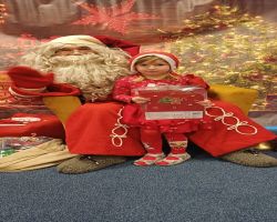 dzieci podczas spotkania ze Świętym Mikołajem i Panią Mikołajową, otrzymują prezenty i śpiewają piosenki