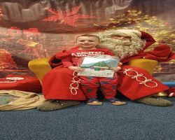 dzieci podczas spotkania ze Świętym Mikołajem i Panią Mikołajową, otrzymują prezenty i śpiewają piosenki