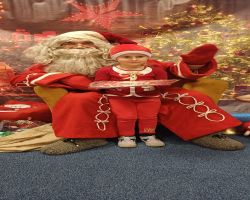 dzieci podczas spotkania ze Świętym Mikołajem i Panią Mikołajową, otrzymują prezenty i śpiewają piosenki