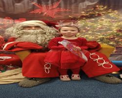 dzieci podczas spotkania ze Świętym Mikołajem i Panią Mikołajową, otrzymują prezenty i śpiewają piosenki