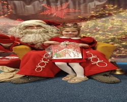 dzieci podczas spotkania ze Świętym Mikołajem i Panią Mikołajową, otrzymują prezenty i śpiewają piosenki