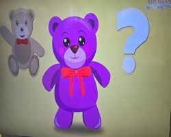 Dzieci uśmiechnięte tańczą z misiami oraz siedzą przy stolikach i kolorują obrazki misiów