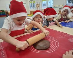 dzieci przygotowujące pierniczki