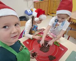 dzieci przygotowujące pierniczki