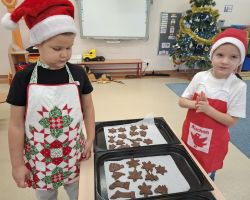 dzieci przygotowujące pierniczki