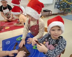 dzieci przygotowujące pierniczki