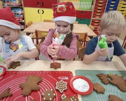 dzieci przygotowujące pierniczki