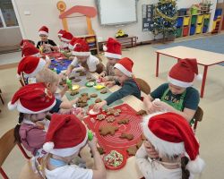 dzieci przygotowujące pierniczki