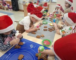 dzieci przygotowujące pierniczki