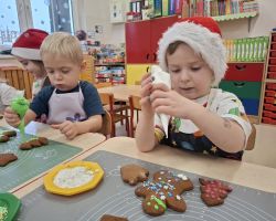 dzieci przygotowujące pierniczki