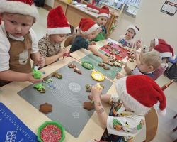 dzieci przygotowujące pierniczki