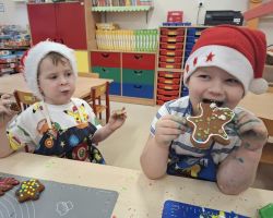 dzieci przygotowujące pierniczki