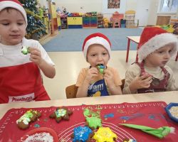 dzieci przygotowujące pierniczki