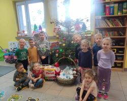 dzieci z darami na akcję świąteczna paczka