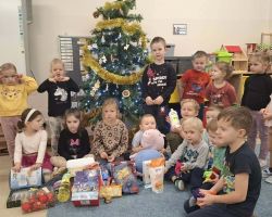 dzieci z darami na akcję świąteczna paczka