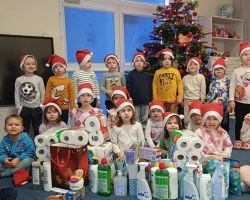 dzieci z darami na akcję świąteczna paczka
