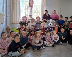 dzieci z darami na akcję świąteczna paczka