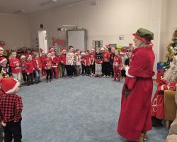 dzieci ze Świętym Mikołajem i panią Mikołajową