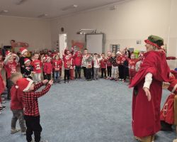 dzieci ze Świętym Mikołajem i panią Mikołajową