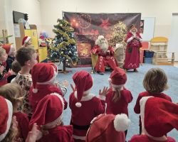 dzieci ze Świętym Mikołajem i panią Mikołajową