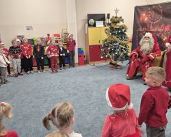 dzieci ze Świętym Mikołajem i panią Mikołajową