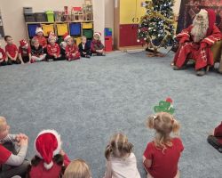 dzieci ze Świętym Mikołajem i panią Mikołajową