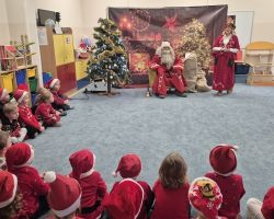 dzieci ze Świętym Mikołajem i panią Mikołajową