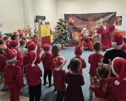 dzieci ze Świętym Mikołajem i panią Mikołajową