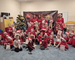 dzieci ze Świętym Mikołajem i panią Mikołajową