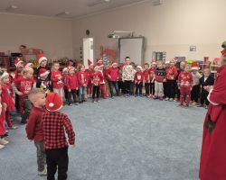 dzieci ze Świętym Mikołajem i panią Mikołajową