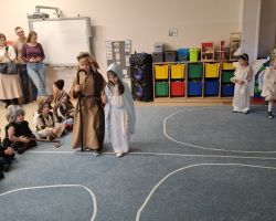 dzieci i rodzice podczas jasełek