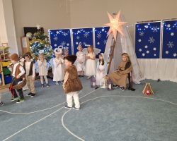 dzieci i rodzice podczas jasełek