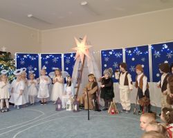 dzieci i rodzice podczas jasełek