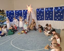 dzieci i rodzice podczas jasełek