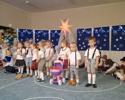 dzieci i rodzice podczas jasełek