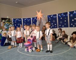 dzieci i rodzice podczas jasełek