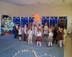 dzieci i rodzice podczas jasełek