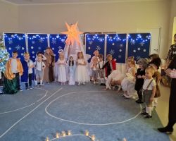 dzieci i rodzice podczas jasełek