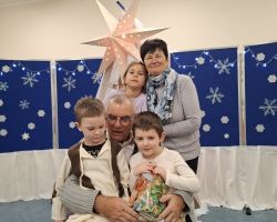 dzieci i rodzice podczas jasełek