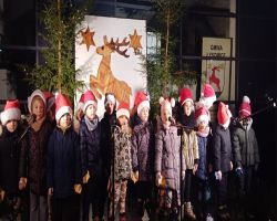 Dzieci śpiewają na scenie podczas Jarmarku