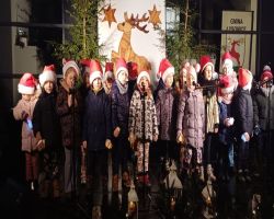 Dzieci śpiewają na scenie podczas Jarmarku