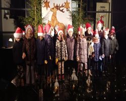 Dzieci śpiewają na scenie podczas Jarmarku