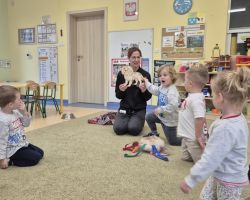 dzieci, teraputa i psy podczas zajęć dogoterapii w przedszkolu