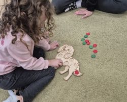 dzieci, teraputa i psy podczas zajęć dogoterapii w przedszkolu