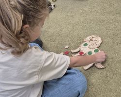 dzieci, teraputa i psy podczas zajęć dogoterapii w przedszkolu